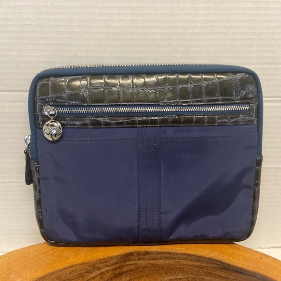 Brighton IPAD Zippered Pocketed Case - Picture 1 of 12